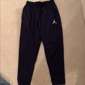 sweatpants in jogger style. color navy blue